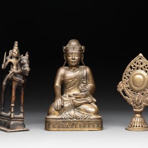 A Burmese gilt bronze Buddha, an Indian bronze Shiva on horseback and and a Nepalese Melong ritual mirror with Ganesh, 18/19th C. — photo 1