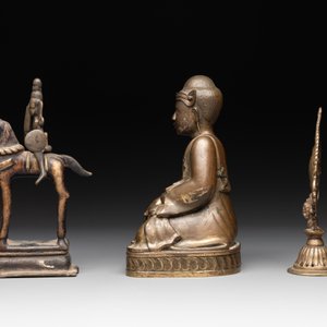 A Burmese gilt bronze Buddha, an Indian bronze Shiva on horseback and and a Nepalese Melong ritual mirror with Ganesh, 18/19th C. — photo 2