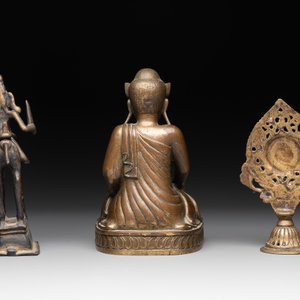 A Burmese gilt bronze Buddha, an Indian bronze Shiva on horseback and and a Nepalese Melong ritual mirror with Ganesh, 18/19th C. — photo 3