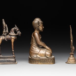A Burmese gilt bronze Buddha, an Indian bronze Shiva on horseback and and a Nepalese Melong ritual mirror with Ganesh, 18/19th C. — photo 4