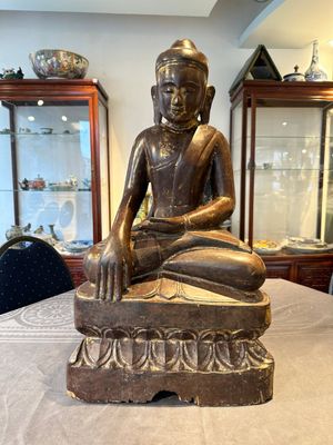 A Burmese lacquered and gilt wooden Buddha, 17/18th C. — 照片 1