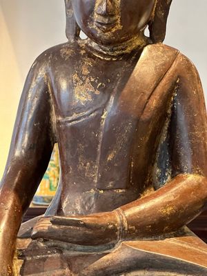 A Burmese lacquered and gilt wooden Buddha, 17/18th C. — 照片 3
