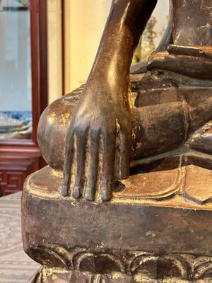 A Burmese lacquered and gilt wooden Buddha, 17/18th C. — 照片 4