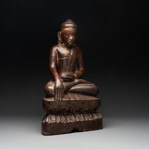 A Burmese lacquered and gilt wooden Buddha, 17/18th C. — 照片 1