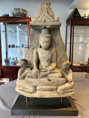 A Burmese limestone stele with Buddha and two attendants with traces of gilding, 19th C. — photo 1