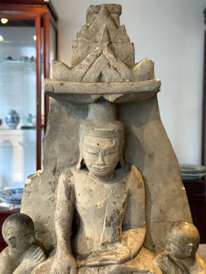 A Burmese limestone stele with Buddha and two attendants with traces of gilding, 19th C. — photo 2