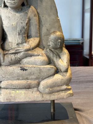A Burmese limestone stele with Buddha and two attendants with traces of gilding, 19th C. — photo 3