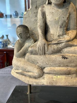 A Burmese limestone stele with Buddha and two attendants with traces of gilding, 19th C. — photo 4