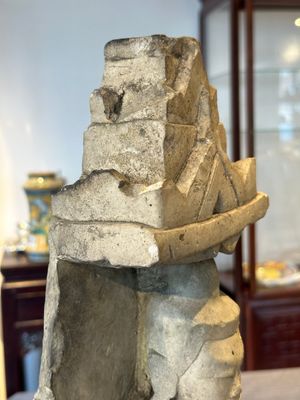 A Burmese limestone stele with Buddha and two attendants with traces of gilding, 19th C. — photo 7