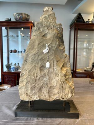 A Burmese limestone stele with Buddha and two attendants with traces of gilding, 19th C. — photo 8