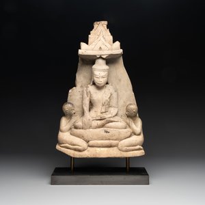 A Burmese limestone stele with Buddha and two attendants with traces of gilding, 19th C. — photo 1