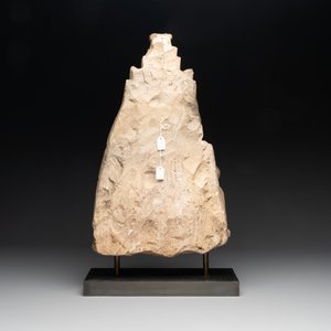 A Burmese limestone stele with Buddha and two attendants with traces of gilding, 19th C. — photo 3
