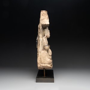 A Burmese limestone stele with Buddha and two attendants with traces of gilding, 19th C. — photo 4