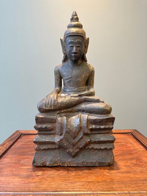 A Burmese partly gilt and lacquered teak wooden Buddha, Hanthawaddy Kingdom, 16th C. — 照片 1