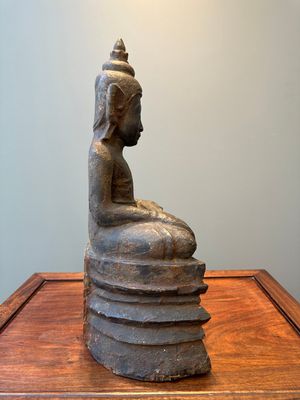 A Burmese partly gilt and lacquered teak wooden Buddha, Hanthawaddy Kingdom, 16th C. — 照片 4