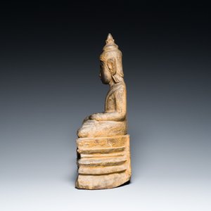 A Burmese partly gilt and lacquered teak wooden Buddha, Hanthawaddy Kingdom, 16th C. — 照片 5