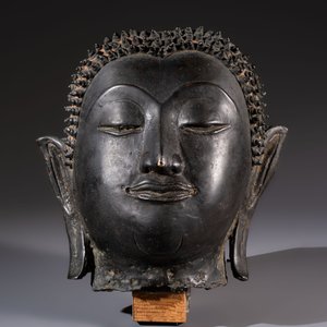 A Cambodian bronze Buddha and a Thai Buddha head, 19th C. — photo 2