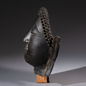 A Cambodian bronze Buddha and a Thai Buddha head, 19th C. — photo 3