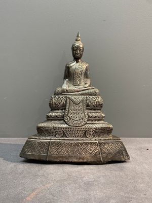 A Cambodian silver repoussé Buddha with inscription, 19th C. — photo 1