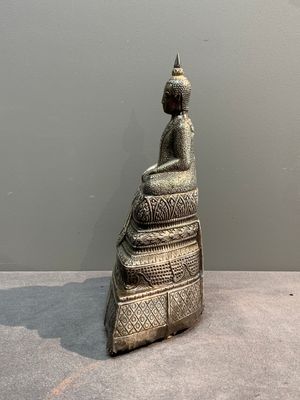 A Cambodian silver repoussé Buddha with inscription, 19th C. — photo 2