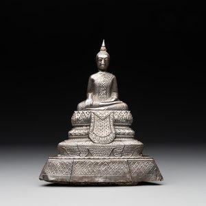 A Cambodian silver repoussé Buddha with inscription, 19th C. — photo 1