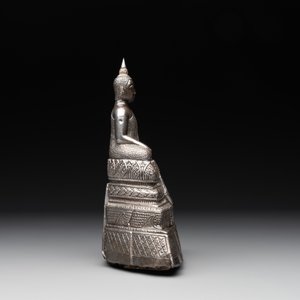 A Cambodian silver repoussé Buddha with inscription, 19th C. — photo 4