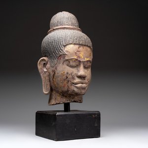 A Cambodian stone head of Shiva with braided hair and traces of gilt lacquer, Khmer Baphuon-style, 20th C. — foto 1