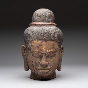 A Cambodian stone head of Shiva with braided hair and traces of gilt lacquer, Khmer Baphuon-style, 20th C. — foto 2