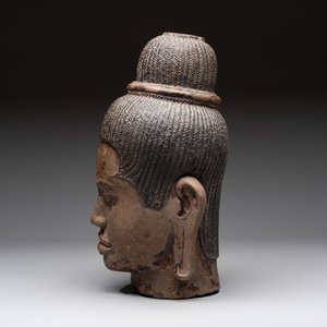 A Cambodian stone head of Shiva with braided hair and traces of gilt lacquer, Khmer Baphuon-style, 20th C. — foto 3