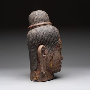 A Cambodian stone head of Shiva with braided hair and traces of gilt lacquer, Khmer Baphuon-style, 20th C. — foto 5