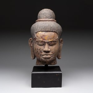 A Cambodian stone head of Shiva with braided hair and traces of gilt lacquer, Khmer Baphuon-style, 20th C. — foto 6