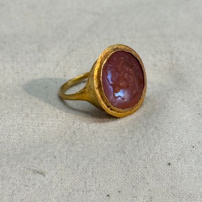 A carnelian intaglio depicting a wolf attacking a stag, set in a gold ring — photo 2