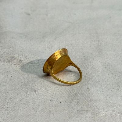 A carnelian intaglio depicting a wolf attacking a stag, set in a gold ring — photo 3