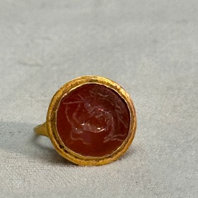 A carnelian intaglio depicting a wolf attacking a stag, set in a gold ring — photo 4