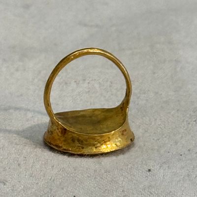 A carnelian intaglio depicting a wolf attacking a stag, set in a gold ring — photo 5