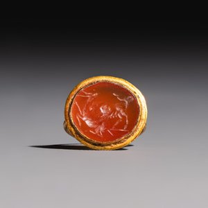 A carnelian intaglio depicting a wolf attacking a stag, set in a gold ring — photo 2