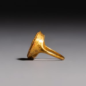 A carnelian intaglio depicting a wolf attacking a stag, set in a gold ring — photo 3