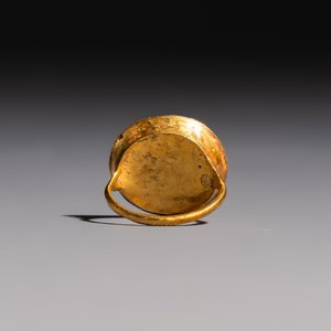 A carnelian intaglio depicting a wolf attacking a stag, set in a gold ring — photo 4