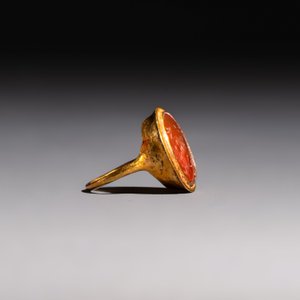A carnelian intaglio depicting a wolf attacking a stag, set in a gold ring — photo 5