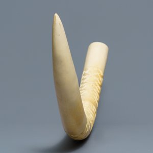 A carved African ivory tusk with ornamental design, Congo, 1st half 20th C. — photo 5