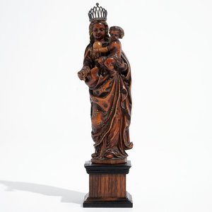 A carved and partial gilt boxwood Madonna with child on rosewood base, 16/17th C. — photo 1