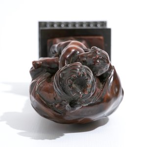 A carved boxwood Madonna with child on tortoise veneer base, 17th C. — 照片 5