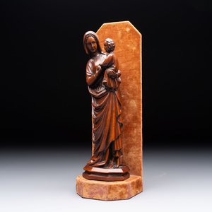 A carved boxwood sculpture of Madonna and Child, France or Italy, 19th C. — 照片 1