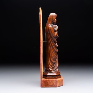 A carved boxwood sculpture of Madonna and Child, France or Italy, 19th C. — 照片 5