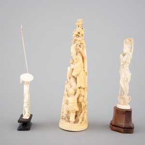 A carved Chinese ivory group of 3 Immortals, a fisherman and two needle cases, with an Indian carved ivory goddess, 19th C. — photo 3