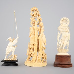A carved Chinese ivory group of 3 Immortals, a fisherman and two needle cases, with an Indian carved ivory goddess, 19th C. — photo 4