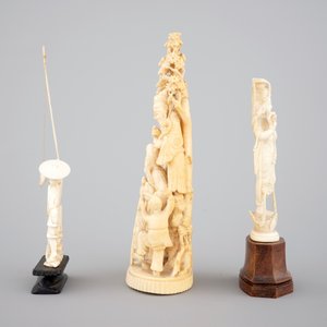 A carved Chinese ivory group of 3 Immortals, a fisherman and two needle cases, with an Indian carved ivory goddess, 19th C. — photo 5
