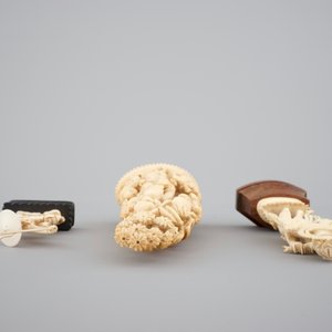 A carved Chinese ivory group of 3 Immortals, a fisherman and two needle cases, with an Indian carved ivory goddess, 19th C. — photo 6