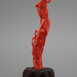 A carved Chinese red coral figure of a Guanyin, 19/20th C. — 照片 1