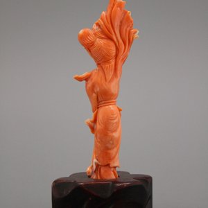 A carved Chinese red coral figure of a Guanyin , 19/20th C. — 照片 1